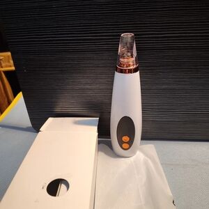 White and Black Facial Pore Cleaner